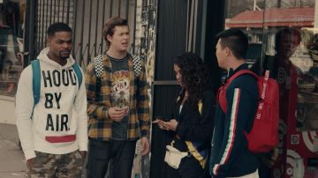 Le sac à dos rouge Supreme porté par Cole (Justin Lee) dans la série Sneaker Addicts (Season 1 Episode 4)