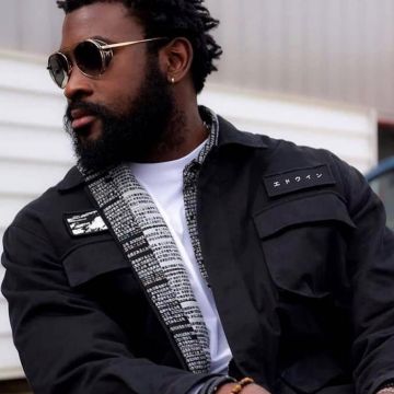 Chaqueta negra de Damso usada por Damso en la cuenta de Instagram de @medias_moov