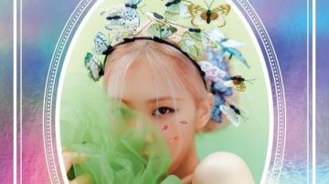 Diadema que Rosé lució en los saludos de la temporada 2021 de BLACKPINK