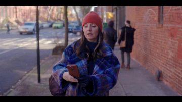 Urban Outfitters Oversized Plaid Wool Overcoat en azul usado por Claudia Hoffman (Hope Davis) en el vestuario del programa de televisión Love Life (Temporada 1 Episodio 3)