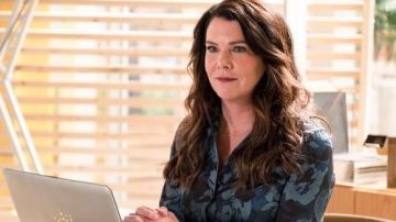 Camisa usada por Joan (Lauren Graham) en Zoey y su increíble lista de reproducción (S01E03)