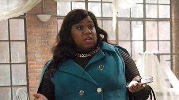 Cape worn by Mo (Alex Newell) in the series Zoey and his incredible Playlist (S02E03)