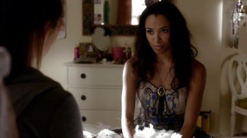 La robe tunique Free People El Ray Aquarelle portée par Bonnie Bennett (Kat Graham) dans la série The Vampire Diaries (S01E08)
