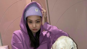 Sudadera con capucha usada por Jennie Kim en su publicación de Instagram