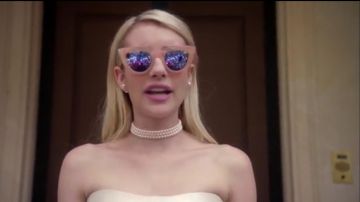 Collar perla de Chanel Oberlin (Emma Roberts) en la serie Scream Queens (S01E12)