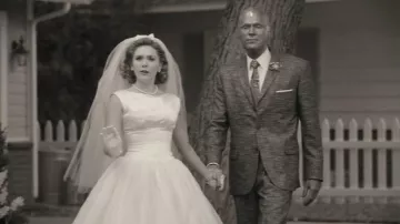 Robe de mariée en blanc portée par Wanda Maximoff (Elizabeth Olsen) dans la garde-robe de la série télévisée WandaVision (Saison 1 Episode 1)