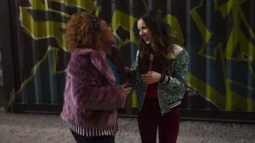 La veste de Nini (Olivia Rodrigo) dans la série High School Musical : La Comédie Musicale : La Série (S01E05)