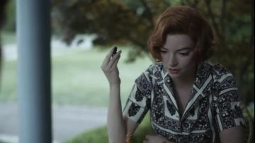Shirt print black and white of Beth Harmon (Anya Taylor-Joy) in The Lady&#39;s Game (S01E05)
