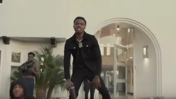 Collier en or avec un pendentif &quot;R&quot; porté par Roddy Ricch comme on le voit dans son clip Out Tha Mud
