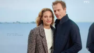 Oversize jacket with print of Alma Guérin (Camille De Pazzis) in Tomorrow belongs to us (Generic)