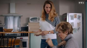 Gray and white knitted sweater of Victoire (Solène Hébert) in Tomorrow belongs to us (Episode 847)