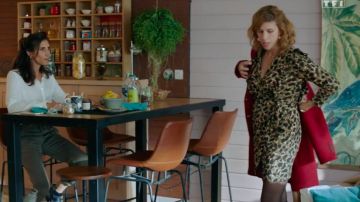 Dress with animal print and V-neck of Sandrine Lazzari (Juliette Tresanini) in Tomorrow belongs to us (Episode 840)