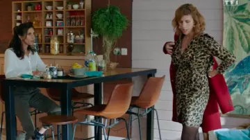 Dress with animal print and V-neck of Sandrine Lazzari (Juliette Tresanini) in Tomorrow belongs to us (Episode 840)