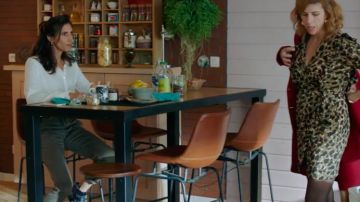 White shirt worn by Morgane (Marie Catrix) in Tomorrow belongs to us (Episode 840)