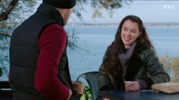 Black down jacket sleeveless Bart Vallorta (Hector Langevin) in Tomorrow belongs to us (Episode 840)