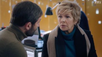 Scarf kamel of Anne-Marie Lazzari (Véronique Jannot) in Tomorrow belongs to us (Episode 840)