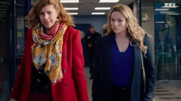 Navy blue blazer of Anna Delcourt (Maud Baecker) in Tomorrow belongs to us (Episode 833)