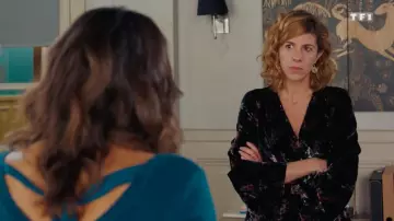 Black velvet dress with patterns of Sandrine Lazzari (Juliette Tresanini) in Tomorrow belongs to us (Episode 833)