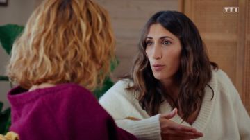 White sweater ecru Morgane Guého (Marie Catrix) in Tomorrow belongs to us (S01E06)