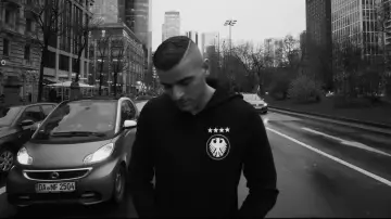 The black sweater flocked &quot;Germany&quot; of Sofiane in her video clip Remontada feat. Azet