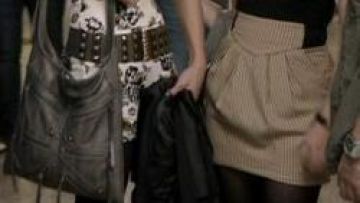 Falda dividida A-Line amarilla a cuadros de H&M usada por Lydia Martin (Holland Roden) en Teen Wolf (S01E01)