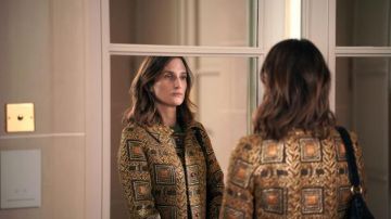 Veste dorée portée par Andréa Martel (Camille Cottin) dans Dix Pour Cent (S04E05)