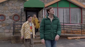 Shacket de cebra amarillo de Elliott Goss (John Early) en Search Party (S04E09)