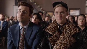 Chaqueta reversible con estampado de leopardo de Elliott Goss (John Early) en Search Party (S04E10)