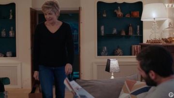 Black t-shirt with V-neck of Anne-Marie Lazzari (Véronique Jannot) in Tomorrow belongs to us (Episode 839)