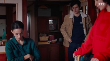 Sweatshirt plain navy blue worn by Aurélien (Christophe Bedes) in Tomorrow belongs to us (Episode 842)