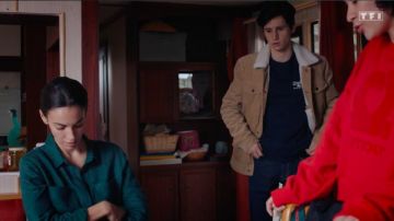 Emerald green shirt worn by Louise (Alexandra Naoum) in Tomorrow belongs to us (Episode 842)