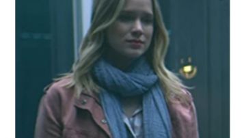 Rails Collins Utility Pink Denim Jacket usada por Guinevere Beck (Elizabeth Lail) en los atuendos de la serie de televisión YOU Temporada 2 Episodio 2