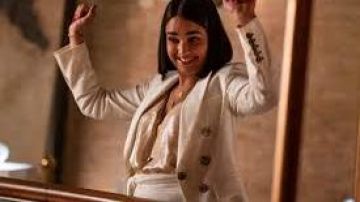 White Blazer Jacket worn by Lucy Gulliver (Geraldine Viswanathan) in The Broken Hearts Gallery movie wardrobe