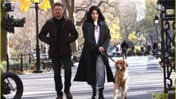 Balenciaga Ripped Jeans usados por Kate Bishop (Hailee Steinfeld) en Hawkeye (S01)