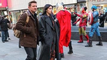 Blazer Jacquard naranja de un solo pecho usado por Kate Bishop (Hailee Steinfeld) como se ve en el set de la serie de televisión Hawkeye (Temporada 1)