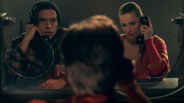Haut porté par Betty Cooper Lili Reinhart dans Riverdale Saison 5