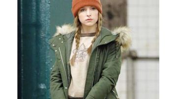 Veste Parka vert olive portée par Darby (Anna Kendrick) dans la série télévisée Love Life (saison 1, épisode 1)