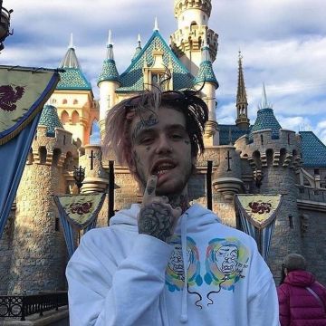 Pull  porté par Lil peep  sur sur le compte Instagram de @heaven.has.a.hellboy