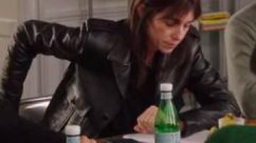 Black leather jacker de Charlotte Gainsbourg (Charlotte Gainsbourg) dans Dix Pour Cent (S04E01)