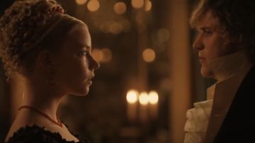 Pendientes de coral de Emma Woodhouse (Anya Taylor-Joy) en Emma.