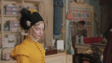 Pelisse amarilla de Emma Woodhouse (Anya Taylor-Joy) en Emma.