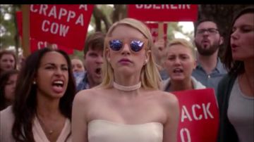 Sunglasses de Chanel Oberlin (Emma Roberts) dans Scream Queens (S01E12) |  Spotern