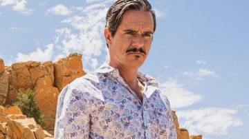 Paisley pattern white long sleeve shirt of Lalo Salamanca (Tony Dalton) in Better Call Saul (S05E09)