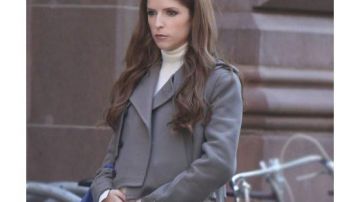 Veste grise en mélange de laine portée par Darby (Anna Kendrick) dans la garde-robe de la série télévisée Love Life (saison 1)