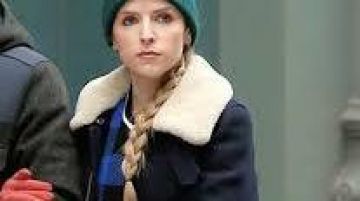 AMI Shearling Collar Jacket usada por Darby Carter (Anna Kendrick) como se ve en Love Life Wardrobe (Temporada 1 Episodio 9)