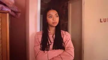 Pink Long-Sleeved Polo Shirt worn by Luisa Manjimbe (Manon Bresch) as seen in Mortel (Season 1 Episode 2)