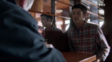 Camisas a cuadros rojas y azules de Barry Allen (Grant Gustin) en Flash (S03E02)