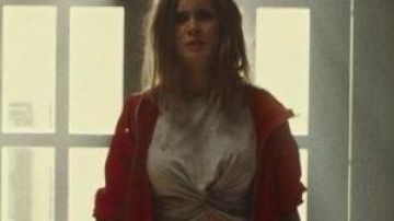 Chaqueta roja usada por Elsa Ley (Sophie Mousel) como se ve en la serie de televisión Capitani (Temporada 1 Episodio 3)