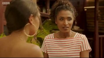 Red and white striped short-sleeve t-shirt with square neck of DS Camille Bordey (Sara Martins) in Death in Paradise (S10x06)