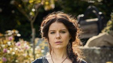 Peaky Blinders TV series outfits: Esme Shelby (Aimee-Ffion Ed­wards) is wearing Gipsy earrings in season 4